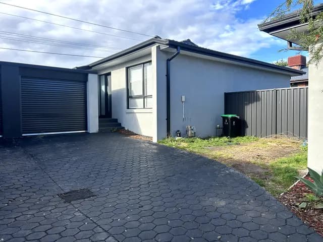 Unit 2, 237-239 Westall Rd